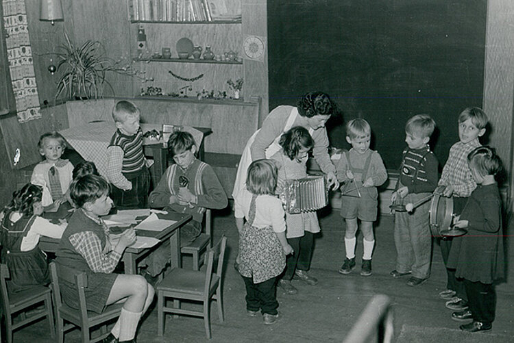 Bad Kreuznach historisches Foto: Kinder und Erzieherin beim Musizieren