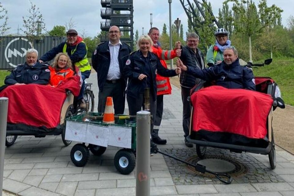 Fackellauf_LV_WL_KVWattenscheidUEbernhameBochum1 Ehrenamtliche des KV Wattenscheid mit der DRK-Fackel