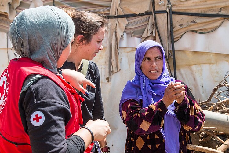 Humanitäre Hilfe im Libanon Zwei Rotkreuz-Helferinnen und eine Frau im Libanon