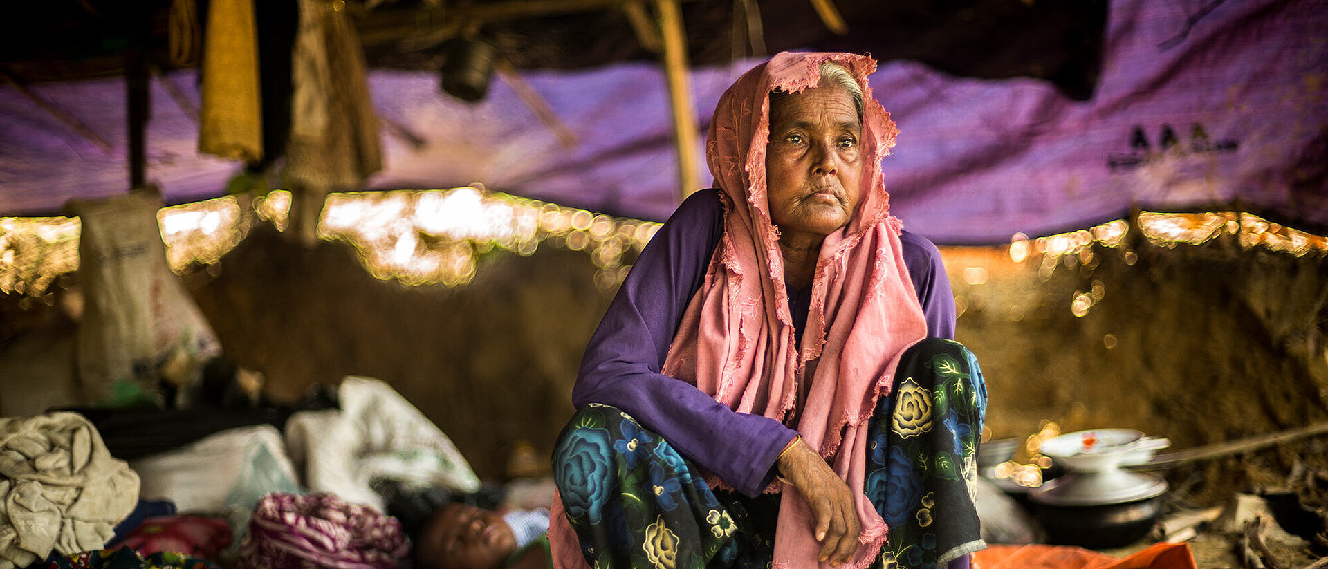 Flüchtlingscamp im Bangladesch Seniorin in improvisierter Unterkunft