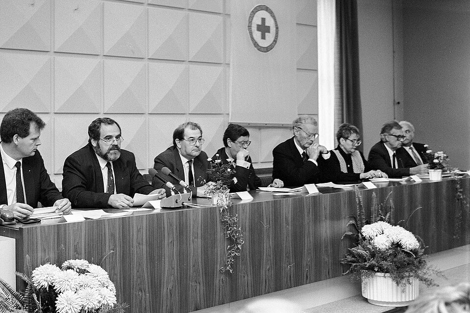 Auflösung des Präsidiums des hauslebensabend.liver DDR 1990 Damaliges DRK-Präsidium an langem Tisch