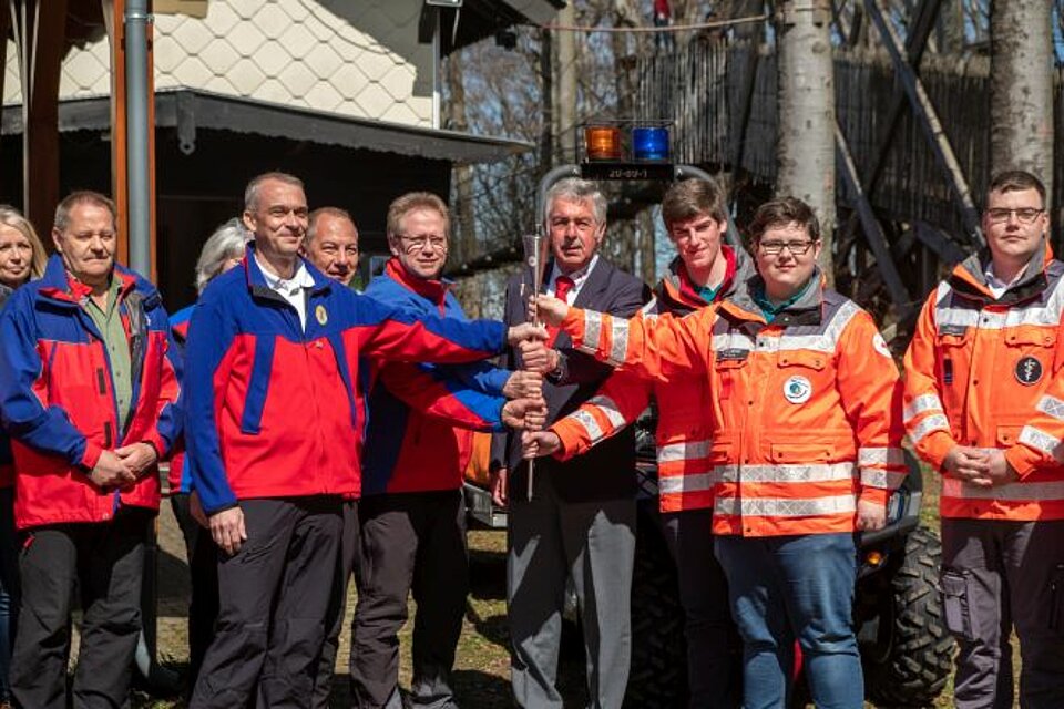 Fackellauf_LVHE_KVFulda4 Ehrenamtliche des KV Fulda mit der DRK-Fackel