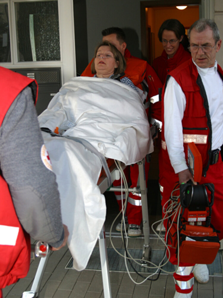 Einladen in den Rettungswagen Patientin wird zum Krankenwagen gebracht
