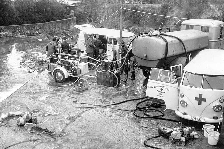 1962 Überschwemmung in Florenz Einsatzwagen bei Überschwemmung