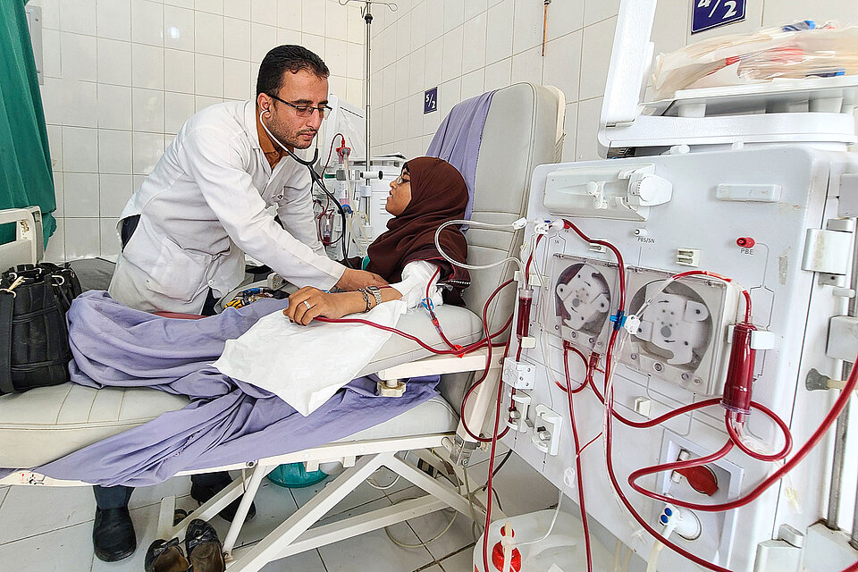 Dialyse Arzt mit Dialyseppatientin