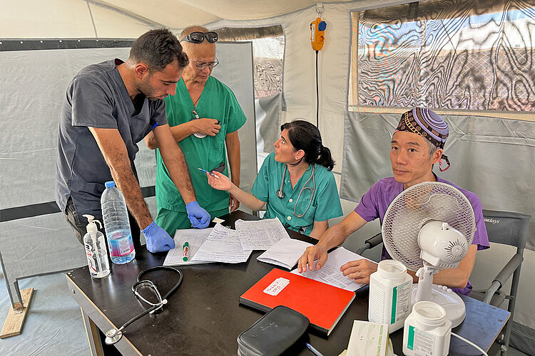 Patienten werden im Feldkrankenhaus in Rafah aufgenommen 