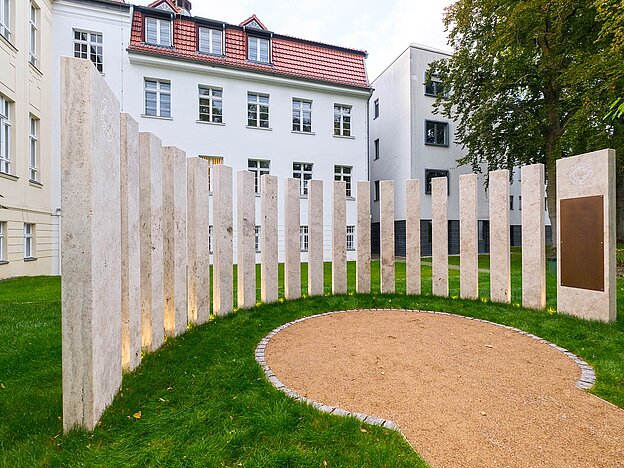 Stelen vor DRK-Generalsekretariat