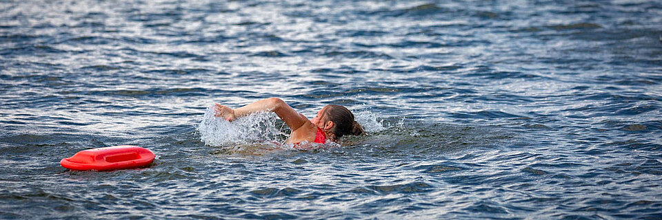Rettungsschwimmen lernen Foto: Rettungsschwimmerin im Einsatz