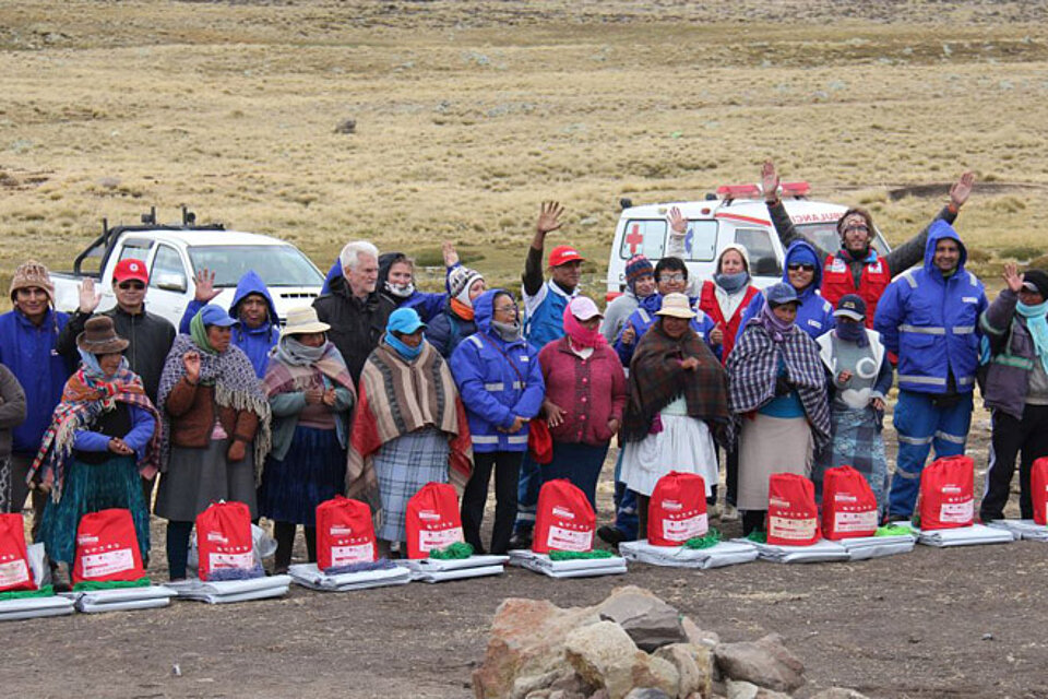 Kältehilfe in Peru Viehzüchter und Mitarbeiter des Roten Kreuzes