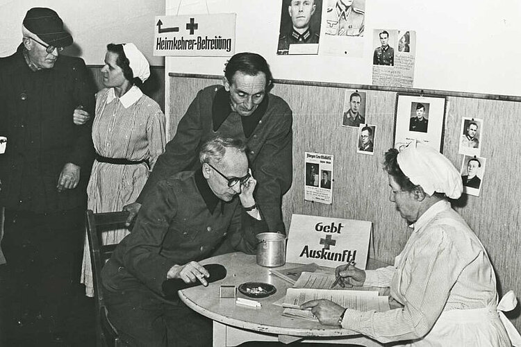 Aus der Sowjetunion heimgekehrte deutsche Kriegsgefangene geben bei der "Heimkehrerbefragung" Auskunft über noch vermisste Personen, um 1955 (DRK)