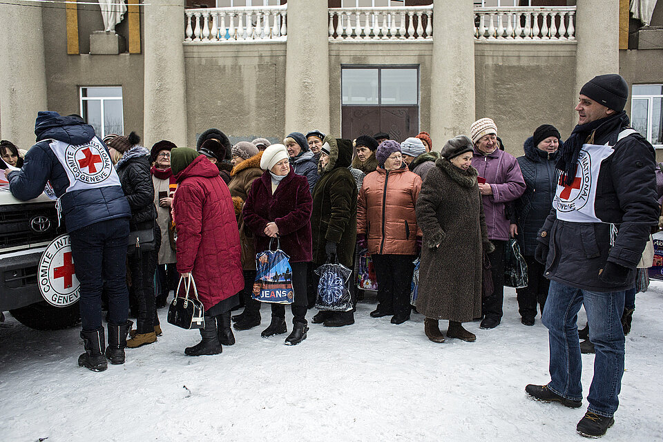 Ukrainerinnen bei einer Hilfsgüterverteilung in Donezk
