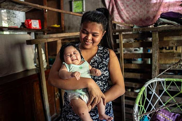 Spenden für Kinder: Hilfe auf den Philippinen Spenden zu Weihnachten für Kinder in Not: Philippinische Mutter mit Kind