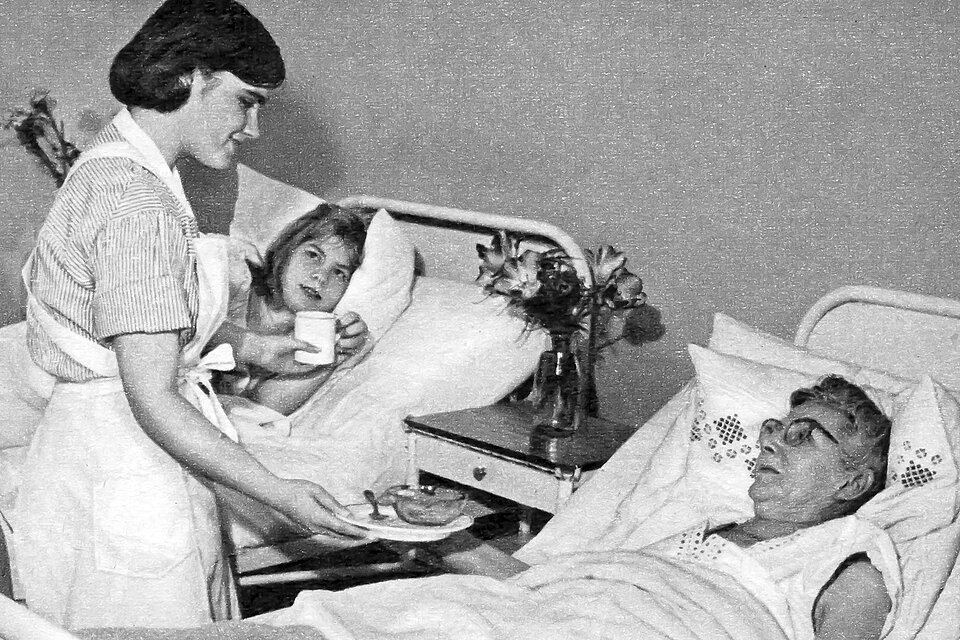 Freiwilliger Sozialer Dienst des DRK 1964 Junge Frau in Uniform am Bett zweiter Patientinnen