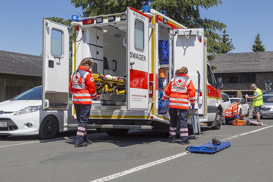 Rettungsdienst Rettungssanitäter und Rettungswagen im Einsatz