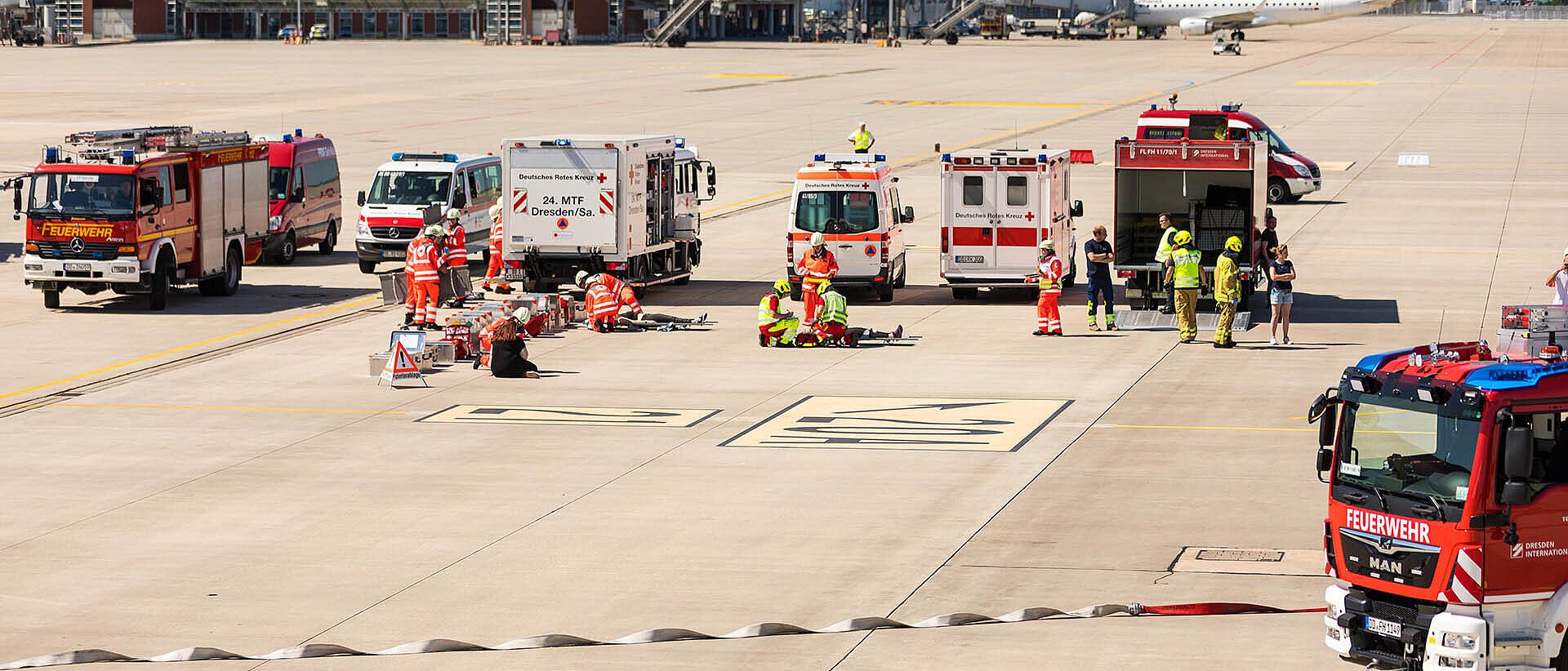 Gemeinsame Einsatzübung Ehrenamtliche des DRK und die Feuerwehr im Einsatz auf Flugfeld