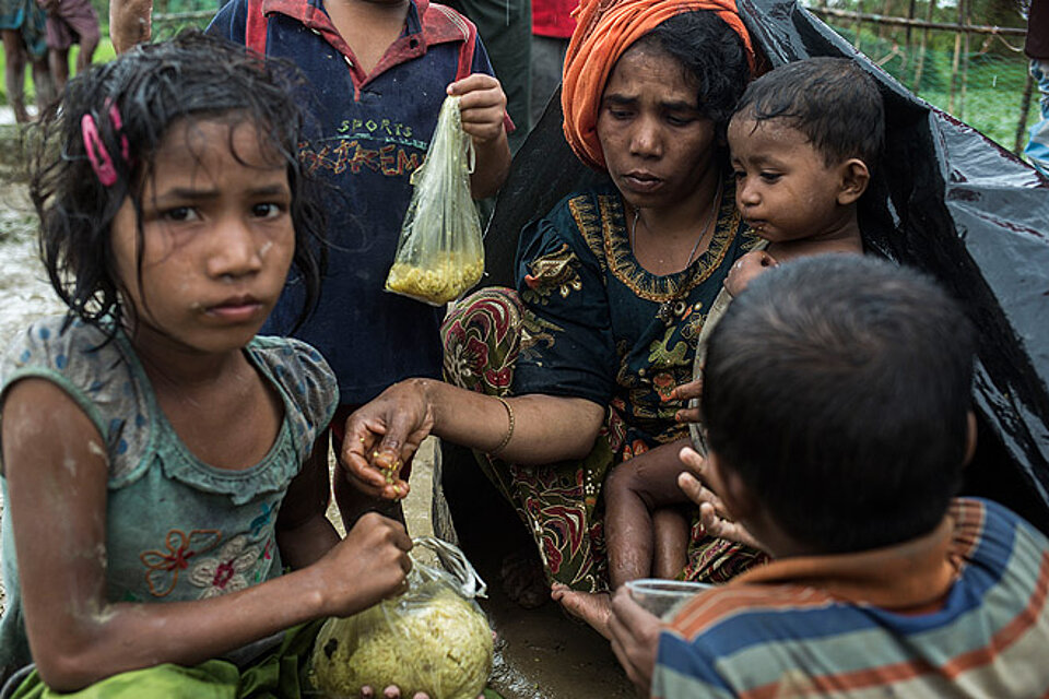 DRK hilft bei der Versorgung der geflüchteten Rohingya Rohingya nach ihrer Flucht in Bangladesch