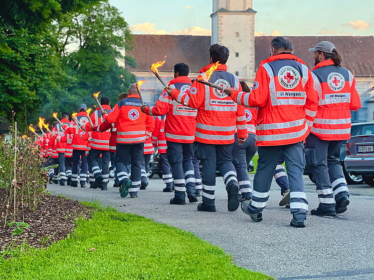 Fackellauf (Fiaccolata) nach Solferino Fackellauf nach Solferino in Oberitalien. Station KV Wangen (LV Baden-Württemberg), Fackellauf auf Schloss Zeil bei Leutkirch und Übergabe an das Bayerische Rote Kreuz.