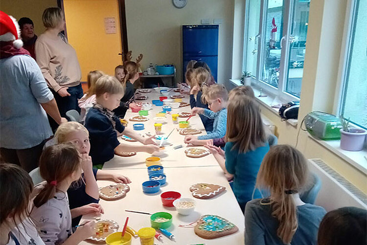 Kinderprojekte in Deutschland Kinder verzieren Lebkuchenherzen