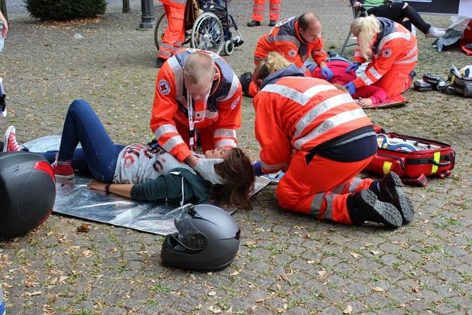 DRK-Mitglieder üben Erste Hilfe DRK-Mitglieder zeigen Ihr Können in Erste Hilfe