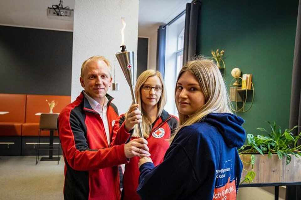 Fackellauf_LVSa_FreiwilligendienstSachsen Übergabe der Fackel vom Bildungswerk an den Freiwilligendienst in Leipzig
