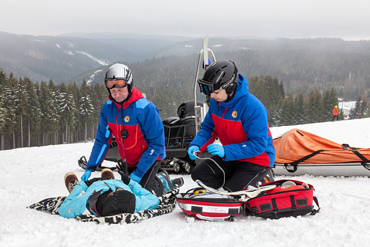 2020_jfmueller_2619.jpg Helfer der DRK Bergwacht Oberhof / Thüringen bei einer Einsatzübung auf der Skipiste (Jörg F. Müller / DRK)