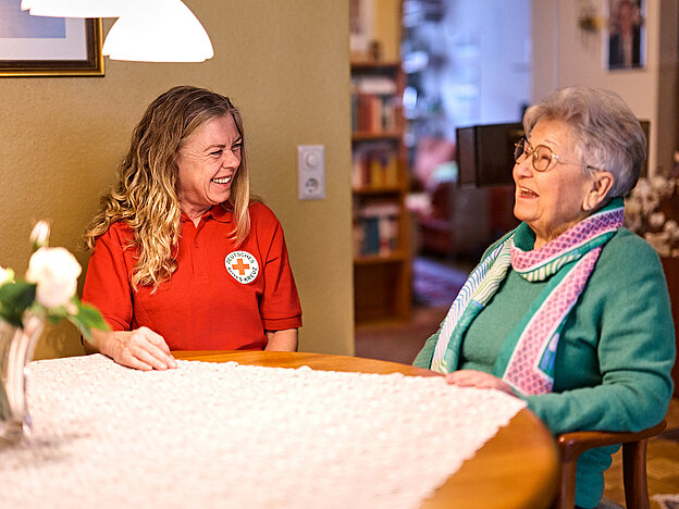 DRKlerin lacht mit Seniorin