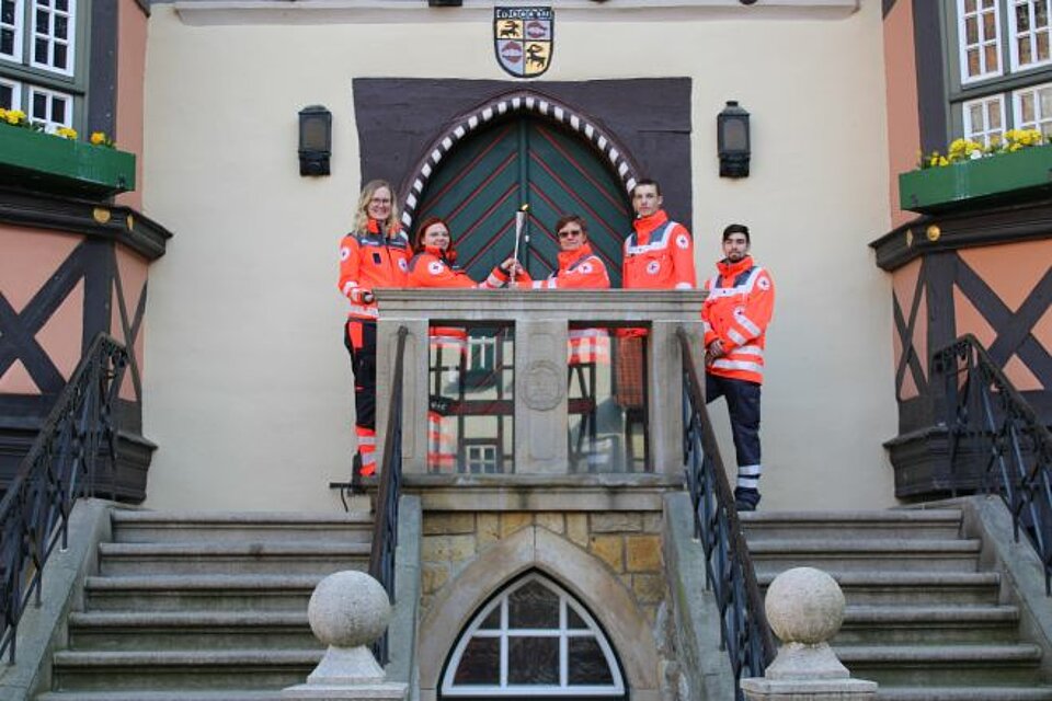 Fackellauf_LVSa-A_BSWernigerode-Osterwieck DRK-Fackel wird von der Bereitschaft Wernigerode an die Bereitschaft Ostwieck übergeben