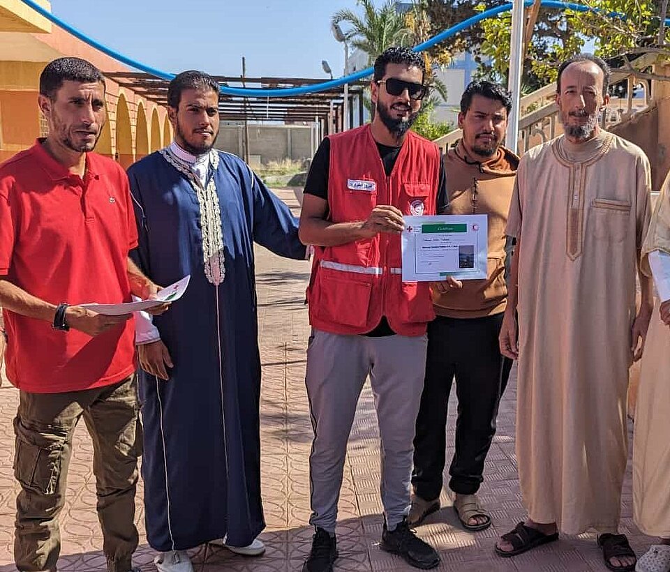 Freiwillige des Libyschen Roten Halbmonds Freiwillige des Libyschen Roten Halbmonds mit ihrer Urkunde