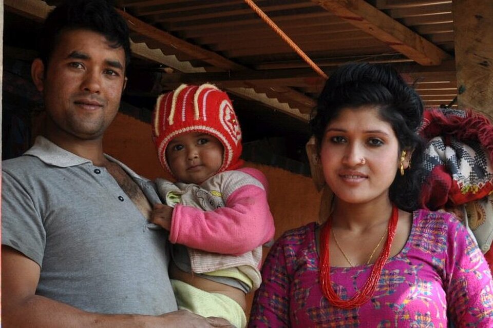 Erbebenhilfe in Nepal Nepalesische Familie vor dem eigenen Haus