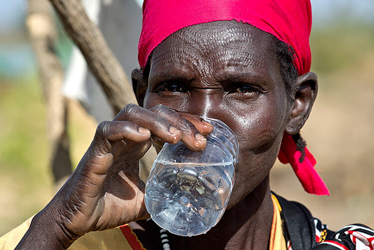 Wasserversorgung im Südsudan Südsudanesin trinkt ein Glas Wasser