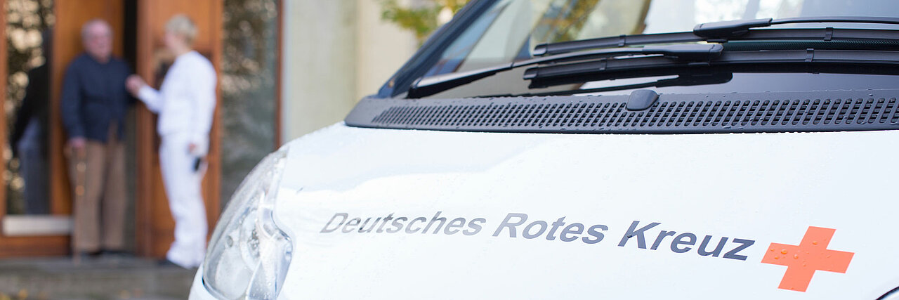 Einkaufsservice für Senioren Der Einkaufsservice des DRK mit einer älteren Person an der Haustür