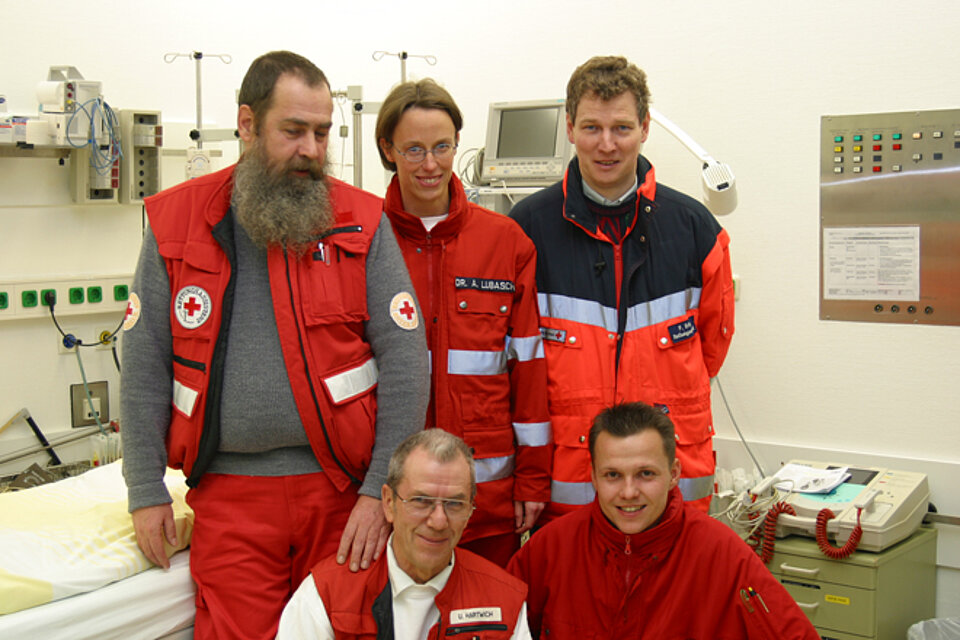 Jeden Tag Leben retten: die Mitarbeiter des DRK DRK Mitarbeiter aus der Notrettung von Rettungsassistenten bis zur Notärztin