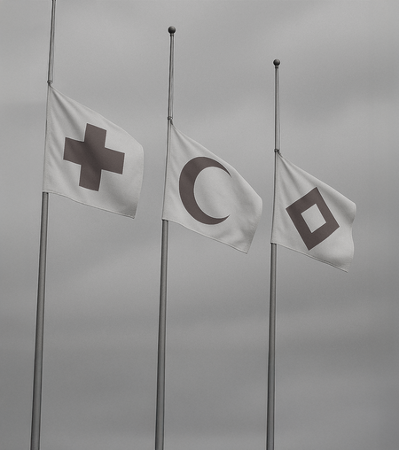 Rotkreuz und Rothalbmond Flaggen auf Halbmast