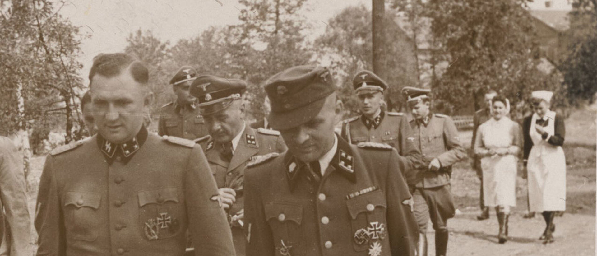 Symbolbild: Schwesternhelferin in KZ Rotkreuzschwester und NS-Schwester hinter SS-Männern