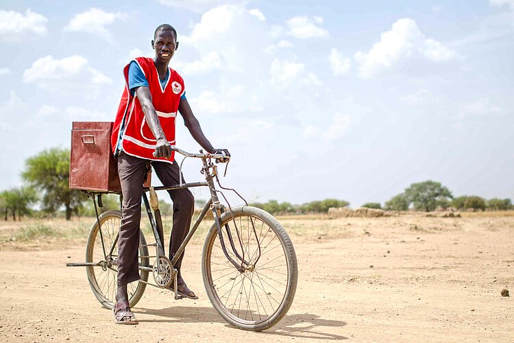 Rotkreuzhilfe in Südsudan Rotkreuz-Helfer auf Fahrrad