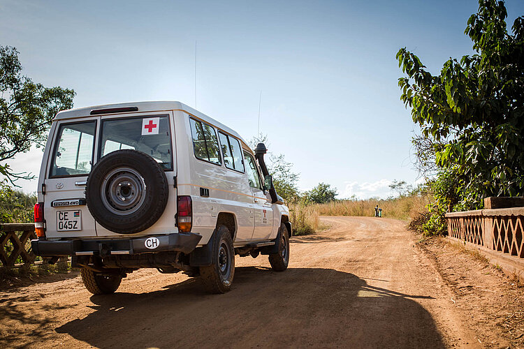 Rotkreuz-Einsatzwagen Rotkreuz-Jeep auf Sandstraße im Südsudan