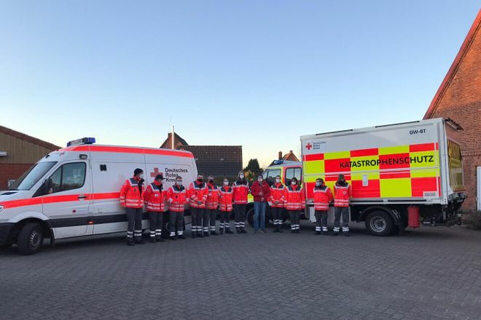 Fackellauf_LV_SH_OV_Schwedeneck Ehrenamtliche und Rettungsfahrzeuge des OV Schwedeneck mit der DRK-Fackel