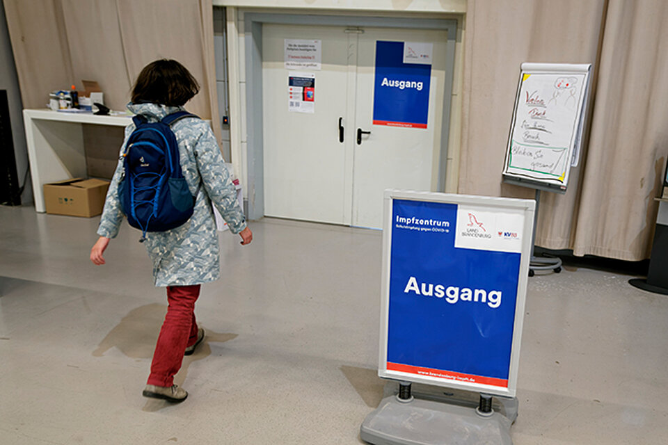 Fertig! Frau verlässt Corona-Impfzentrum über Ausgang
