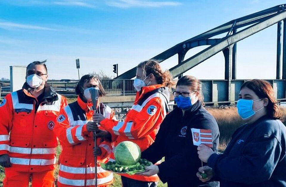 Fackellauf_LV_SH_KV_Albersdorf3 Ehrenamtliche des DRK KV Albersdorf mit der DRK-Fackel