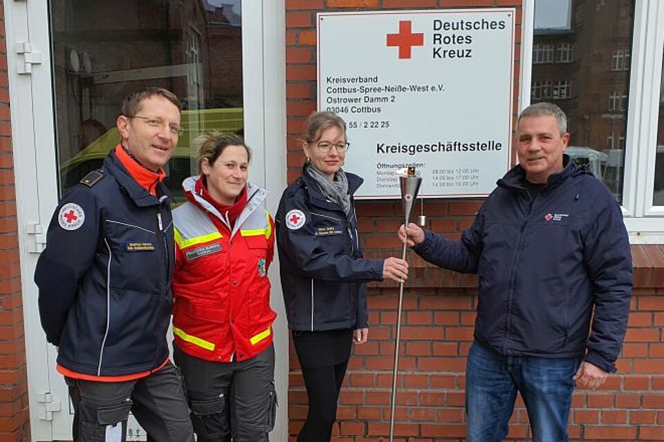 Fackellauf_LVBrandenburg_KVLausitzandCottbus Übergabe der DRK-Fackel vom KV Lausitz and den KV Cottbus
