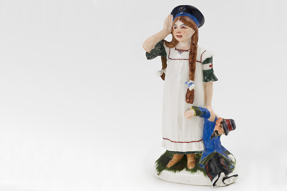 Porzellanfigur historische Porzellanfigur: Mädchen mit Rotkreuz-Armbinde