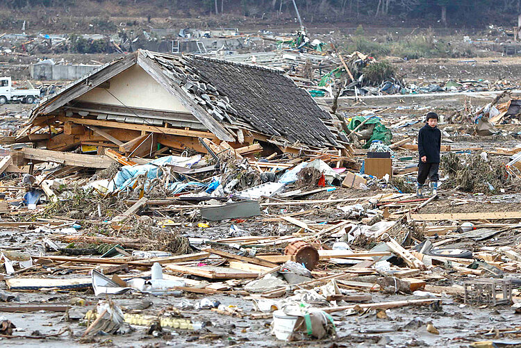 Erdbeben in Japan Trümmer eines Hauses, nur Dach ist erkennbar