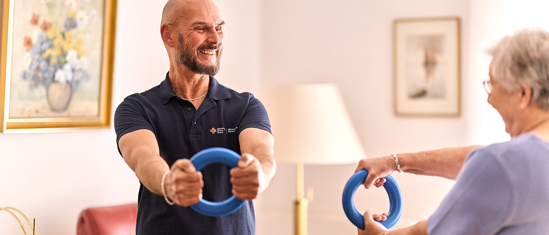 Aktivierender Hausbesuch: Gymnastik mit Ringen