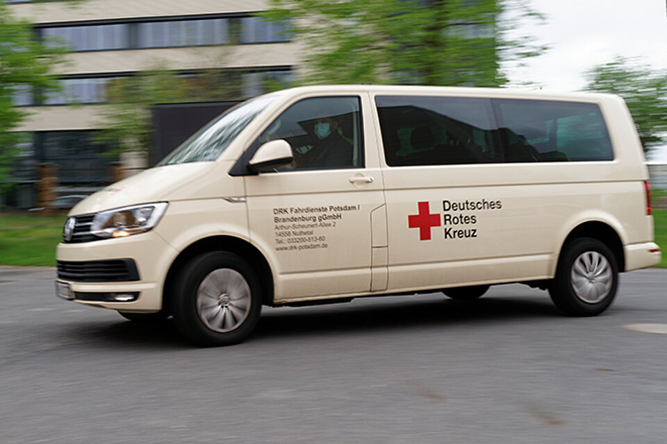 Mobiles Impfteam DRK-Einsatzwagen unterwegs mit mobilem Impfteam