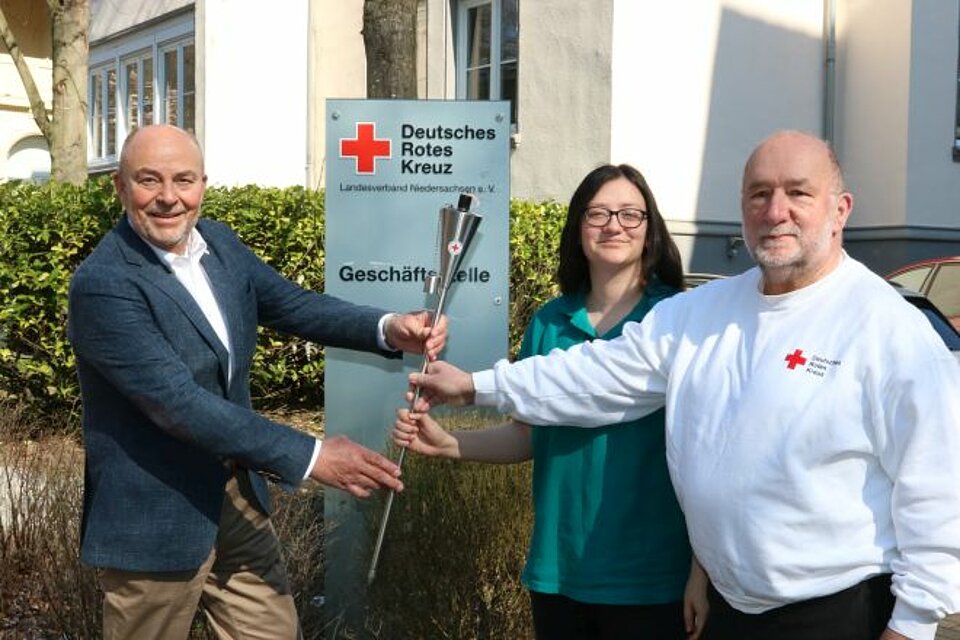 Fackellauf_LV_NieSa_Hannover2 Übergabe der DRK-Fackel vom Präsidenten des LV Hannover an den KV Gifhorn