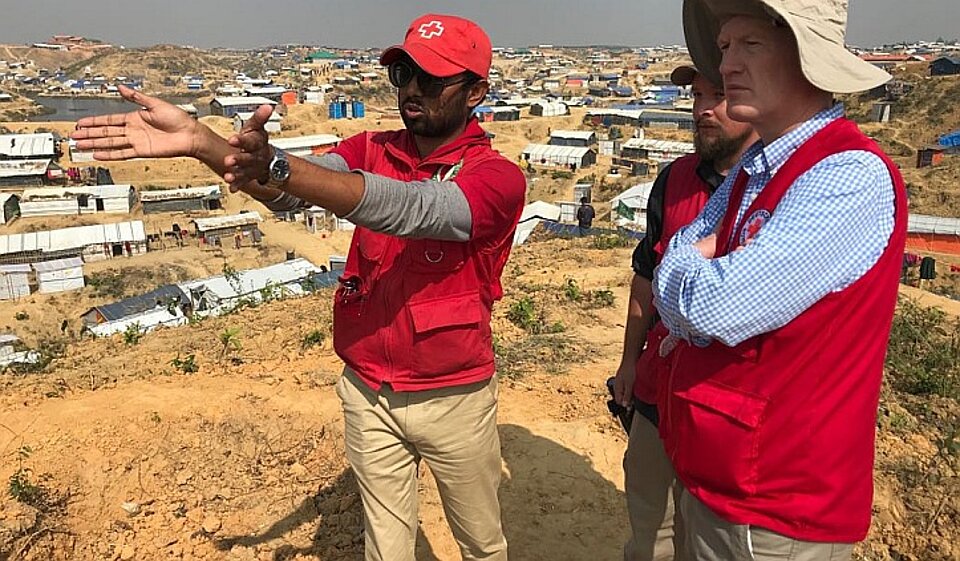 Flüchtlingshilfe Bangladesch Christian Reuter und Rothalbmond-Mitarbeiter