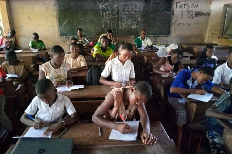 Club Clima Togolesische Schulkinder lernen im Unterricht über den Klimawandel