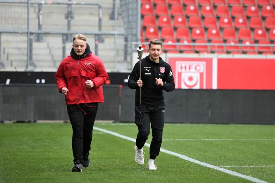 Fackellauf_LVSa-A_KVHalle DRK-Fackel beim HSV (Halle)