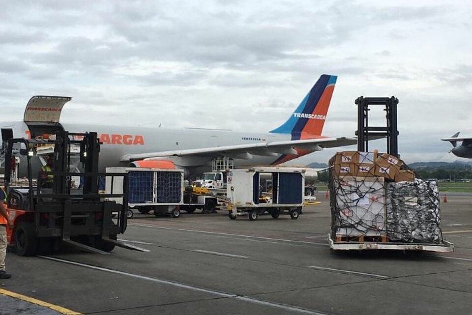 Hurrikan Dorian Flugzeug wird mit Hilfsgütern beladen Flugzeug auf dem Rollfeld mit Hilfsgütern aus dem DRK Logistikzentrum in Panama