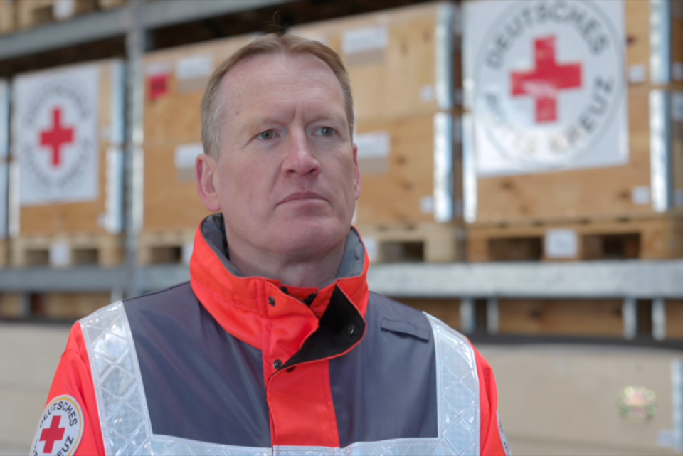 Christian_Reuter_Ukraine_DRK_Logistikzentrum DRK-Generalsekretär Christian Reuter im DRK-Logistikzentrum Schönefeld